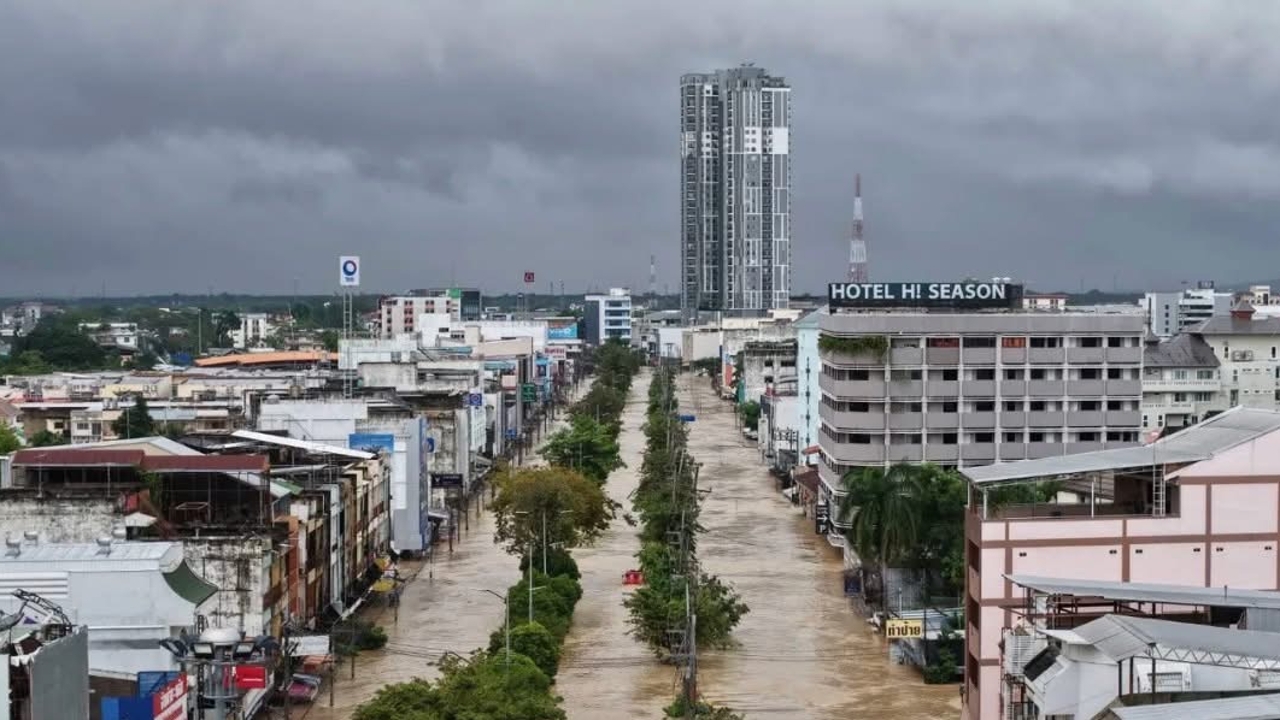 น้ำท่วมใต้ทุบท่องเที่ยวเสียหายหนัก เอสเอ็มอีหาดใหญ่หวั่นหากยืดเยื้อ 1 เดือนพังยับ 1.5 หมื่นล้าน
