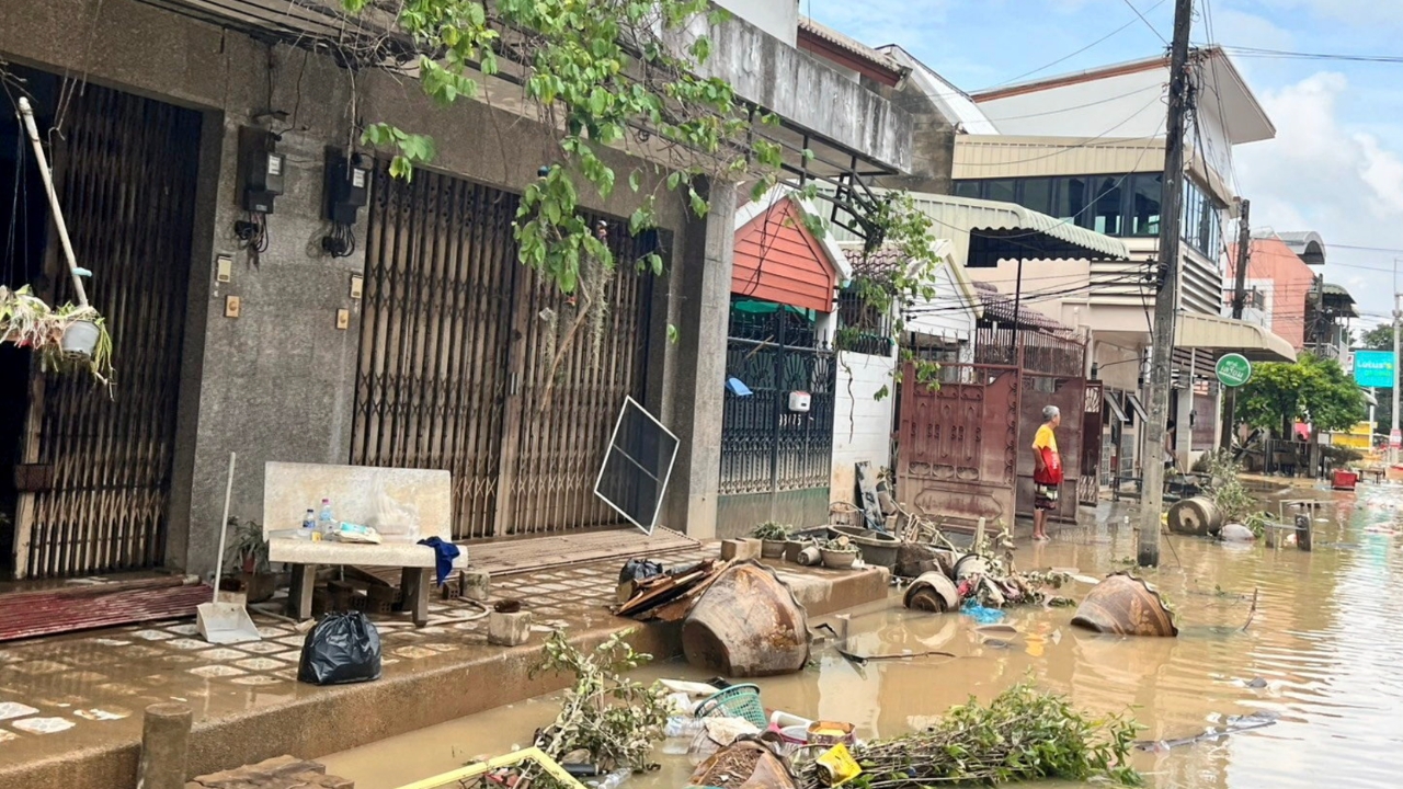 ศป.กฉ. แถลงจำนวนผู้เสียชีวิตใน จ.สงขลา 85 ศพ เป็นเคสจากน้ำท่วม 55 ศพ