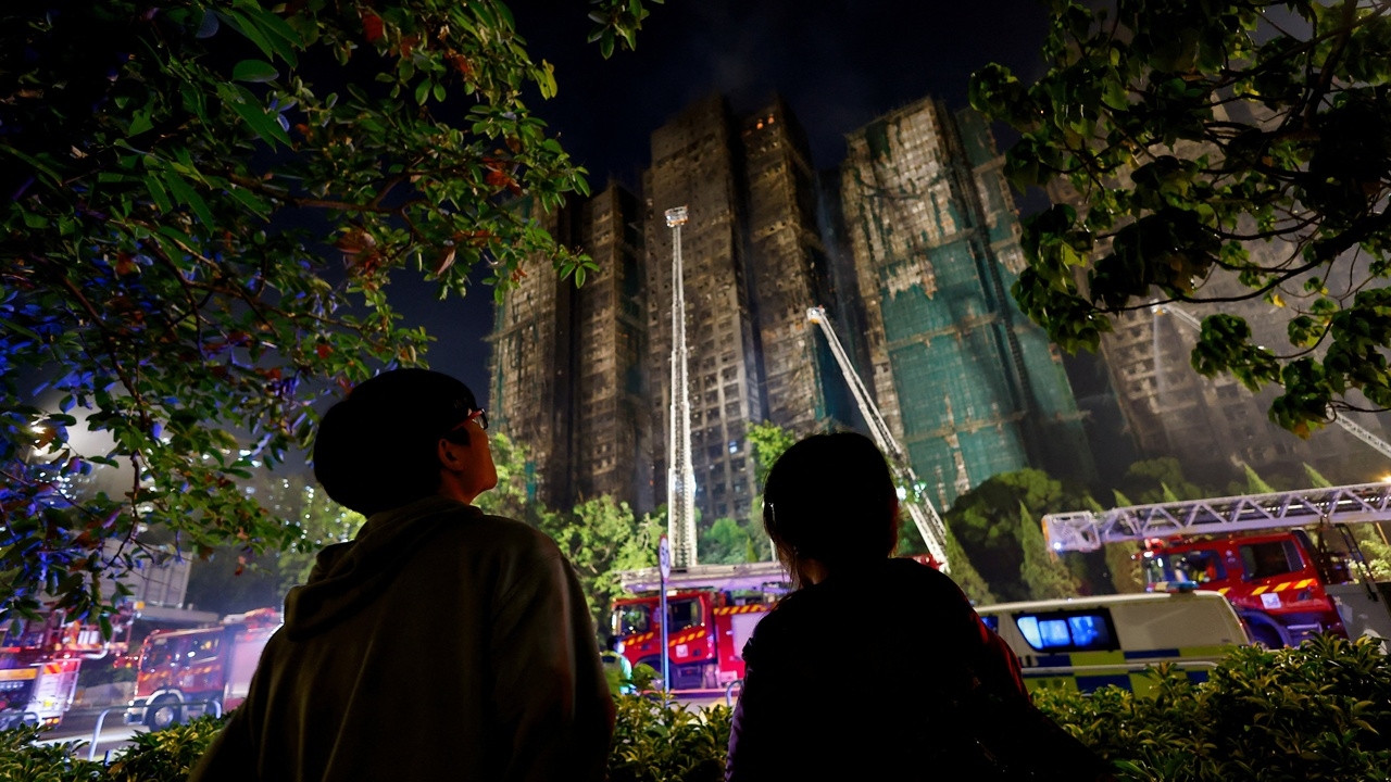 สลด เหยื่อไฟไหม้ตึกฮ่องกงพุ่ง 75 ศพ สูญหายอีกเกือบ 300 คน