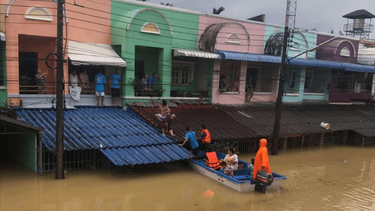 สิ่งแรกที่ขอ "แฟนบอลไทย" ให้แฟนสาวเช็ก "ผลบอล" PSG-สเปอร์ส ทันทีที่ติดต่อได้ หลังน้ำท่วมดีขึ้น