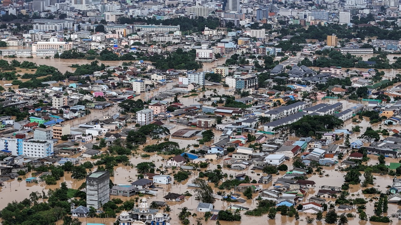โปรดเกล้าฯ รับศพน้ำท่วมใต้ไว้ในพระบรมราชานุเคราะห์ พระราชทาน 100 ล้าน ฟื้นฟู รพ.หาดใหญ่