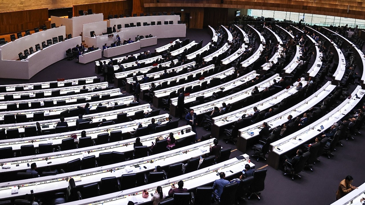 โปรดเกล้าฯ พ.ร.ฎ.เรียกประชุมสมัยวิสามัญรัฐสภา 10 ธ.ค.นี้ ก่อนประชุม