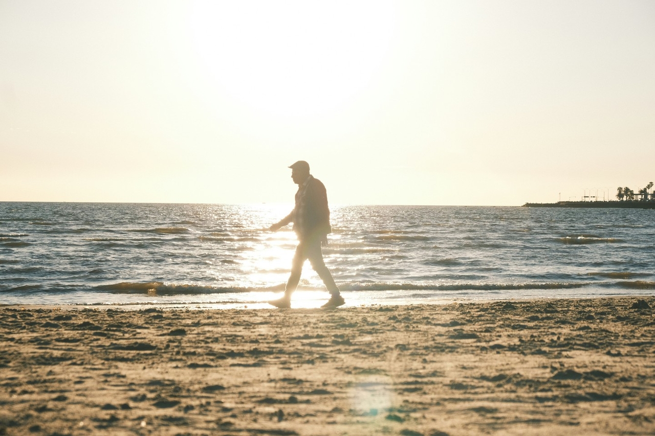 แพทย์ฮาร์วาร์ดเผยเคล็ดลับ "เดินวันละ 20 นาที" เกราะป้องกันสมองเสื่อมที่ทำได้ทันที