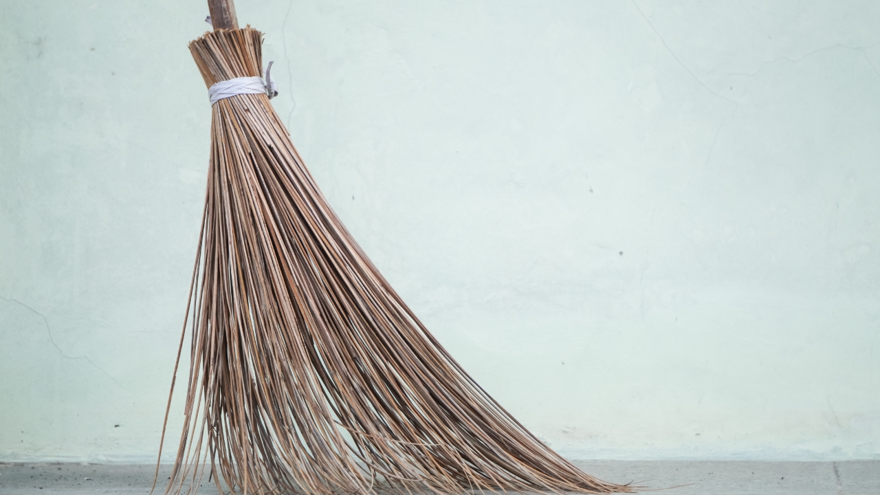 รู้จัก "ไม้กวาดทางมะพร้าว" ใช้ทำอะไร ทำไมรัฐบาลขอรับบริจาคช่วยน้ำท่วม