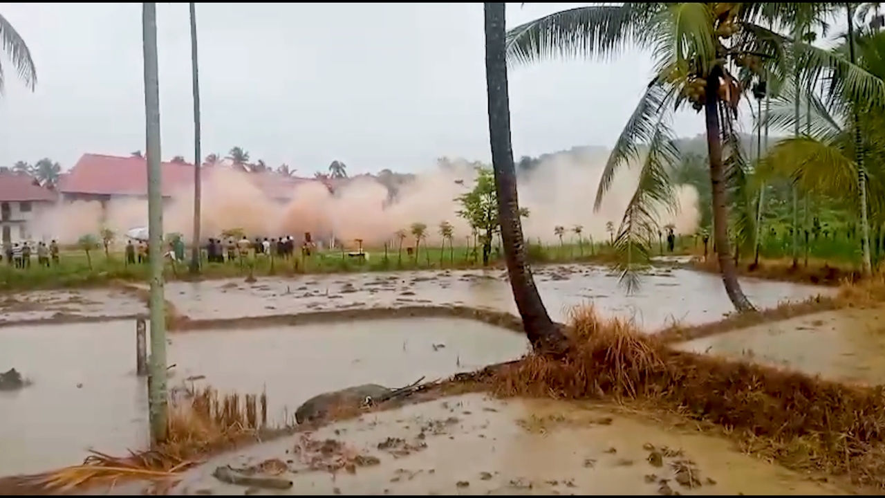 สุดช็อก! อาคารโรงเรียนอินโดฯ ถล่มต่อหน้าเด็ก หลังฝนถล่มหนัก