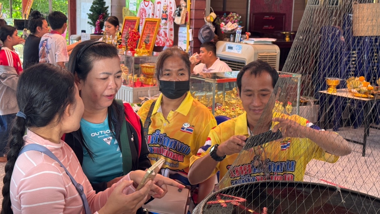 สาวถวายฟักทอง 1 ตัน แก้บน "ปู่ฤาษีพรหมเมศ" ส่องอ่างน้ำมนต์ลุ้น เลขเด็ด 1/12/68