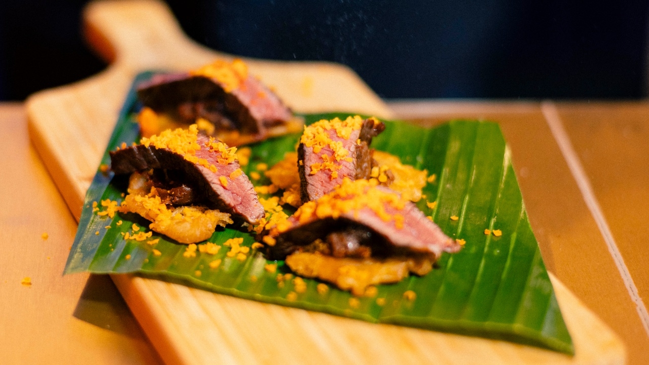 เปิดครัว The Lost Thai Taste กับเชฟบุช-เลอชาญ ชวนชิม "น้ำพริกเผากล้วยย่างรสถิ่น" เมนูจากพิษณุโลก