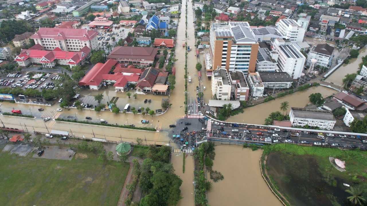 ปัตตานีวิกฤต หนักสุดในรอบ 30 ปี น้ำท่วมสูงถึงหลังคาบ้าน ในสายบุรี