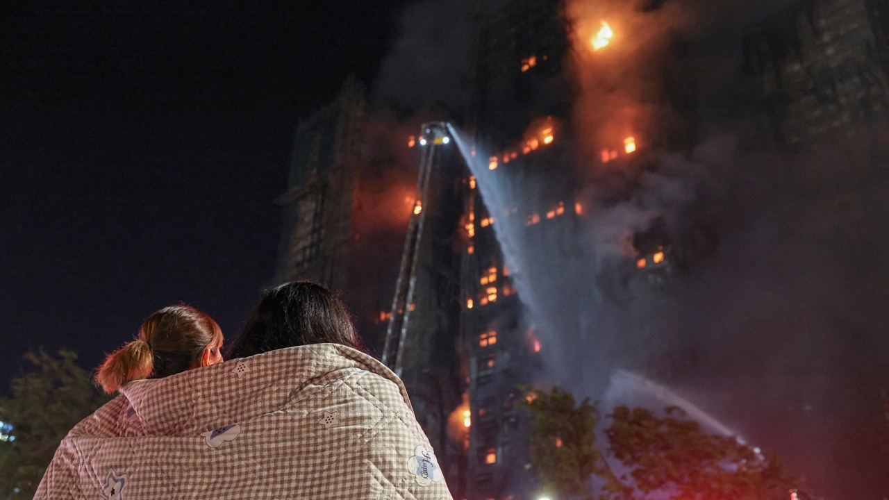 ฮ่องกงจับแล้ว 3 เหตุไฟไหม้ตึกสูง ดับพุ่ง 44 ศพ สูญหาย 279 ราย