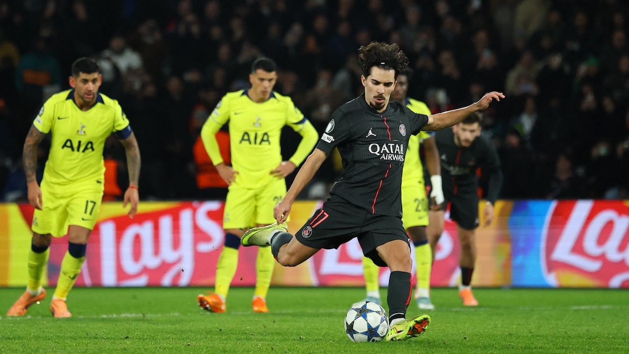 ผลบอลเมื่อคืน เปแอสเช ไล่อัด สเปอร์ส นั่งรองฝูง ยูฟ่า แชมเปียนส์ลีก