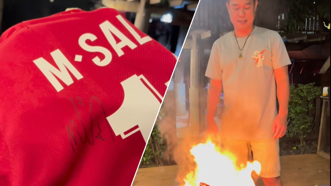 เดือดจัด "แฟนลิเวอร์พูล" เผาเสื้อซาลาห์ ร่ายสาเหตุ หลังหงส์แดงฟอร์มห่วย (คลิป)