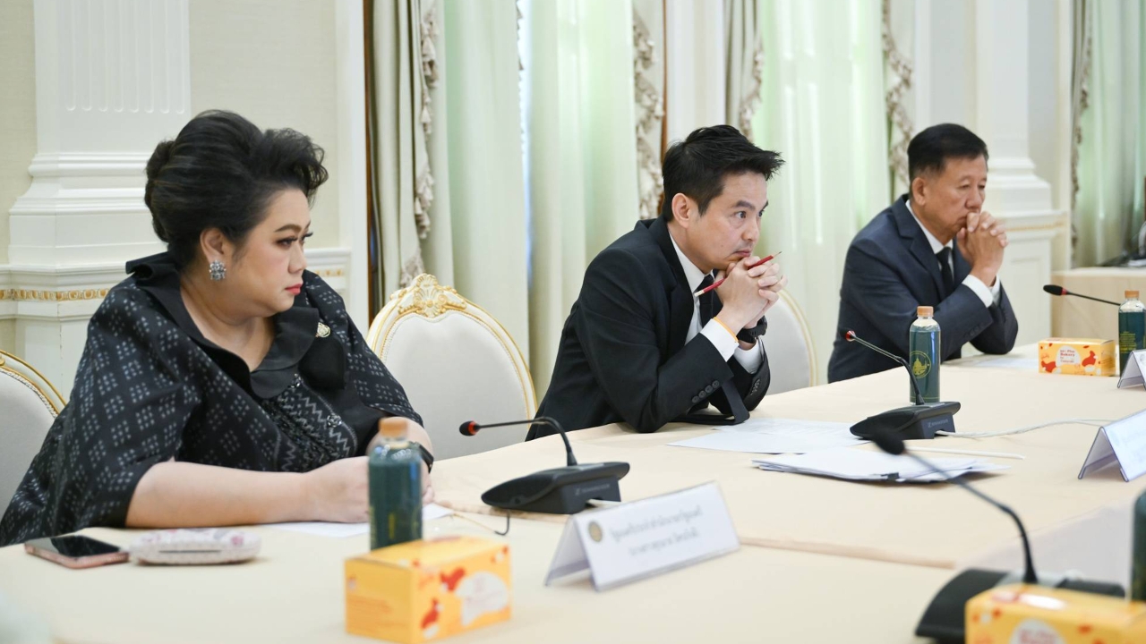 รัฐบาลระดมทุกภาคส่วนเร่งช่วยน้ำท่วม 9 จว.ใต้ ศป.กฉ. รับมอบของจากเอกชนช่วยผู้ประสบภัย