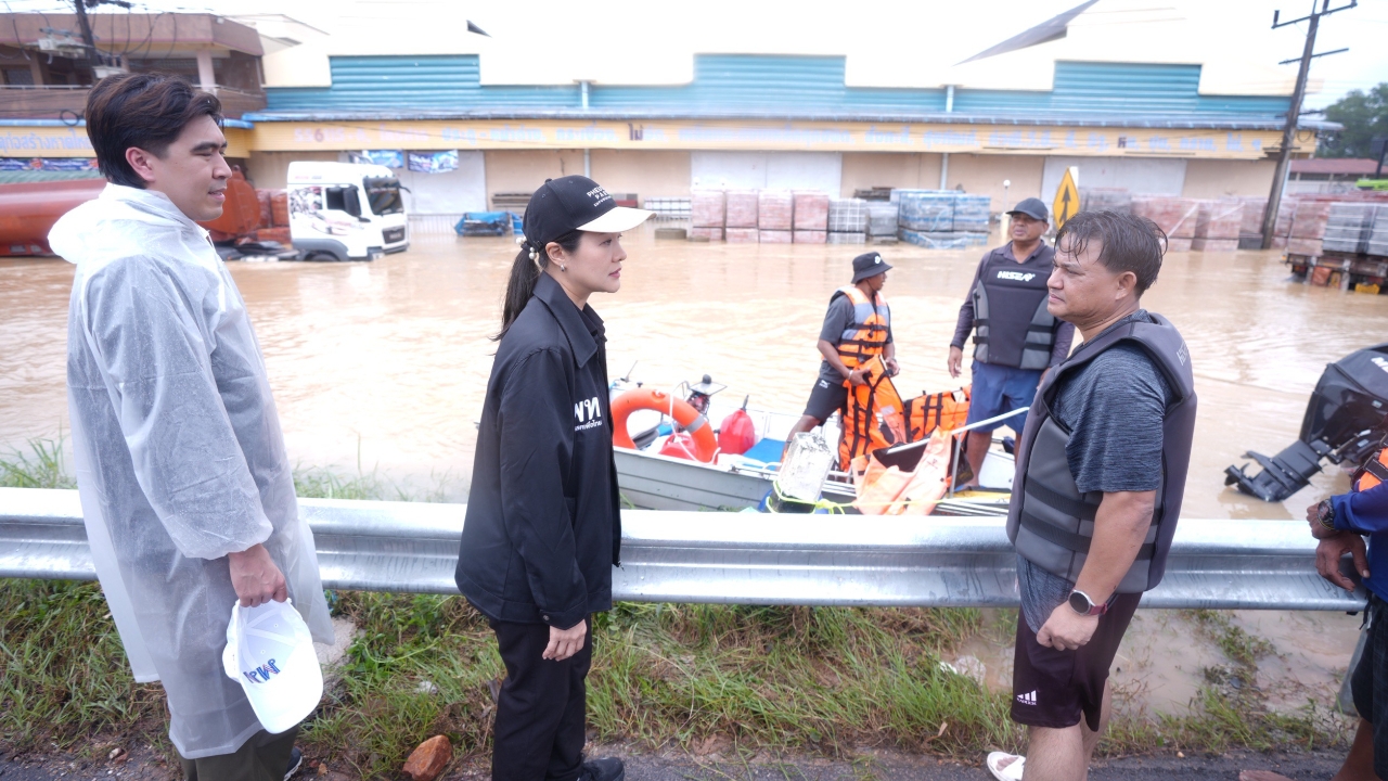 เพื่อไทยมอบสิ่งของช่วยผู้ประสบน้ำท่วมหาดใหญ่ ชูสมัย “ยิ่งลักษณ์” ระดม ฮ. จัดการเป็นระบบ