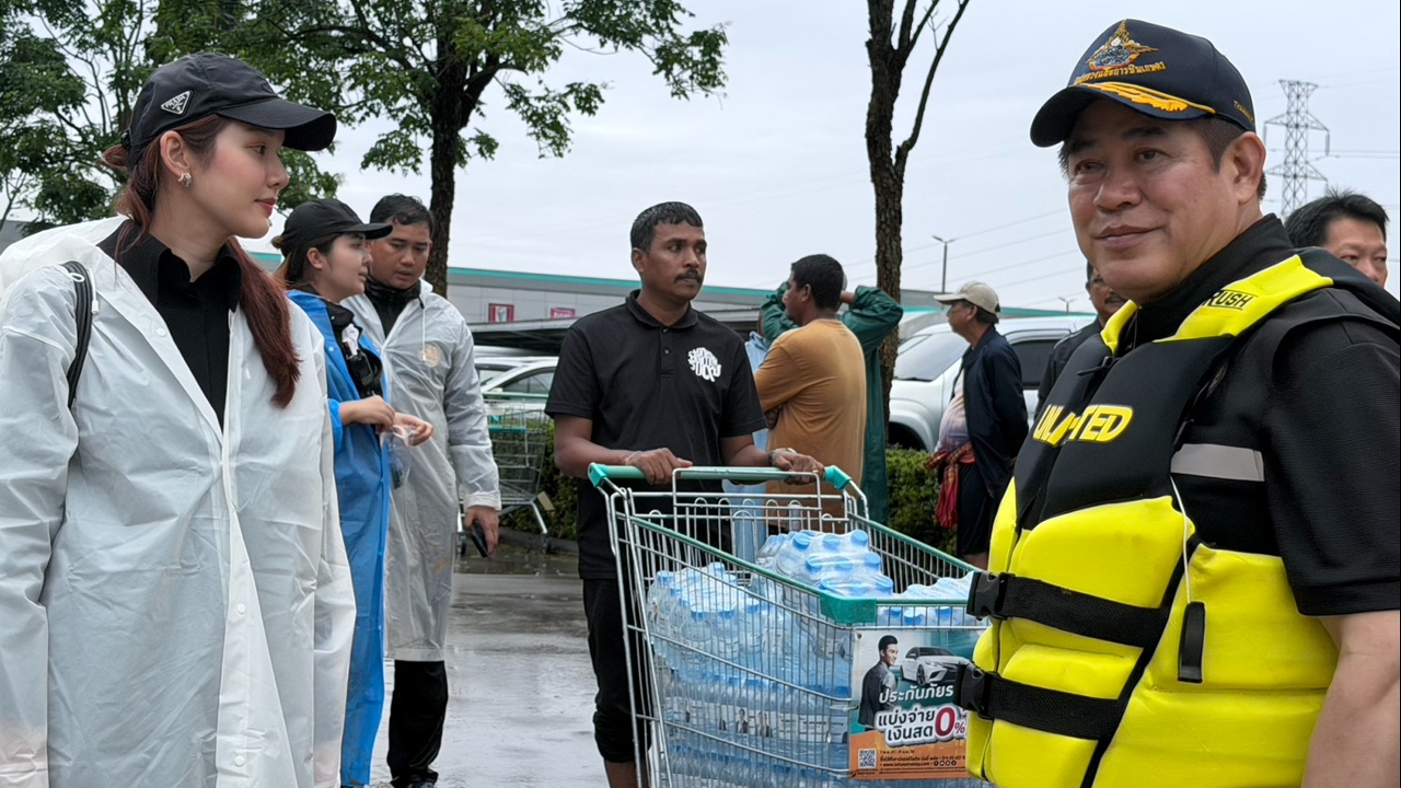 “ธรรมนัส” อพยพชาวหาดใหญ่กว่าพันคนออกจากจุดน้ำท่วมหนัก เร่งลำเลียงอาหารให้ถึงมือประชาชน