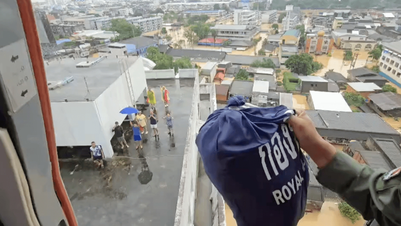 เปิดนาที เฮลิคอปเตอร์จาก "เรือหลวงจักรีนฤเบศร" ลำเลียงเสบียงส่งให้ผู้ประสบภัย