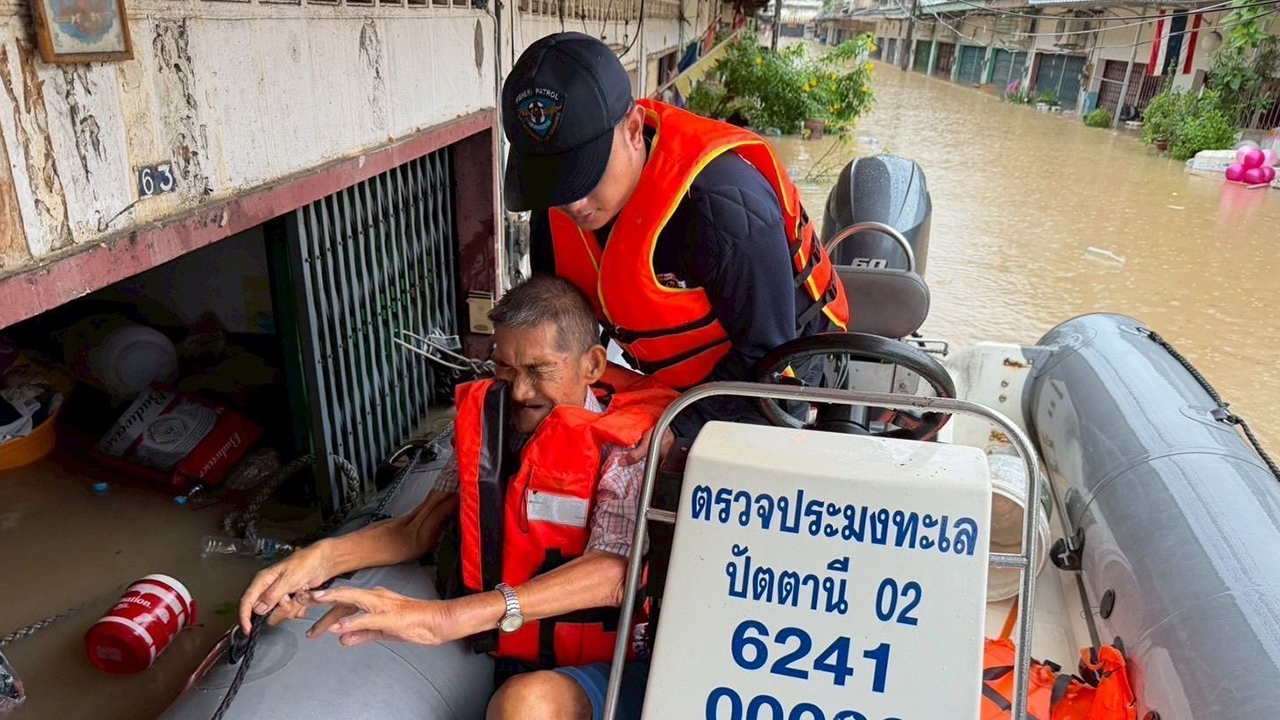 กรมประมง จัดชุดเฉพาะกิจลงพื้นที่สงขลา ช่วยอบยพ จัดส่งอาหาร-น้ำดื่ม แก่ผู้ประสบภัย