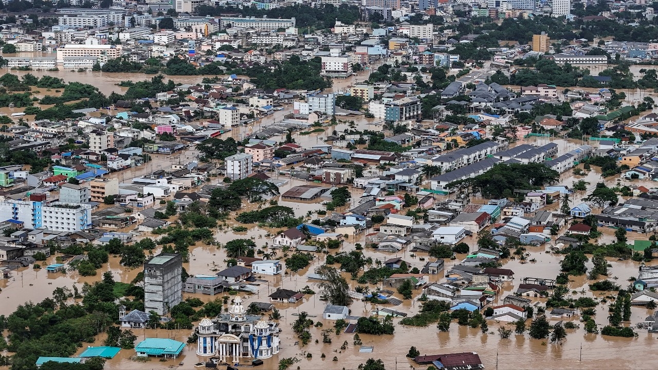 สื่อต่างชาติเผยคนไทยได้รับผลกระทบจากน้ำท่วมกว่า 2 ล้าน แต่มีคนได้อพยพเพียง 13,000 คน