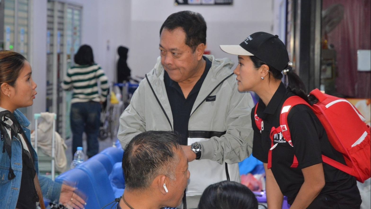 “ทวี” นำสิ่งของหนุนครัวกลางหาดใหญ่ ขณะที่ “พีระพันธุ์”ตรวจสอบความเสียหาย รพ.ป่าพะยอม พัทลุง