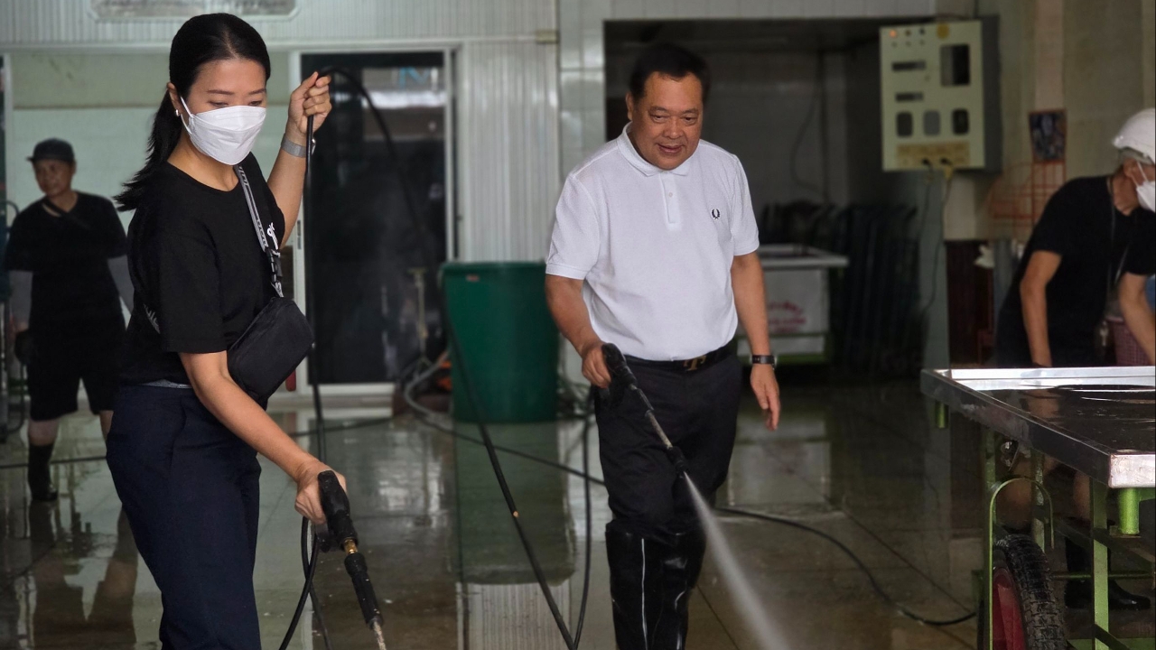 “ทวี - ธีรรัตน์” ยกทีม “ประชาชาติ-เพื่อไทย” Kick off กิจกรรมทำความสะอาด ฟื้นฟูหาดใหญ่