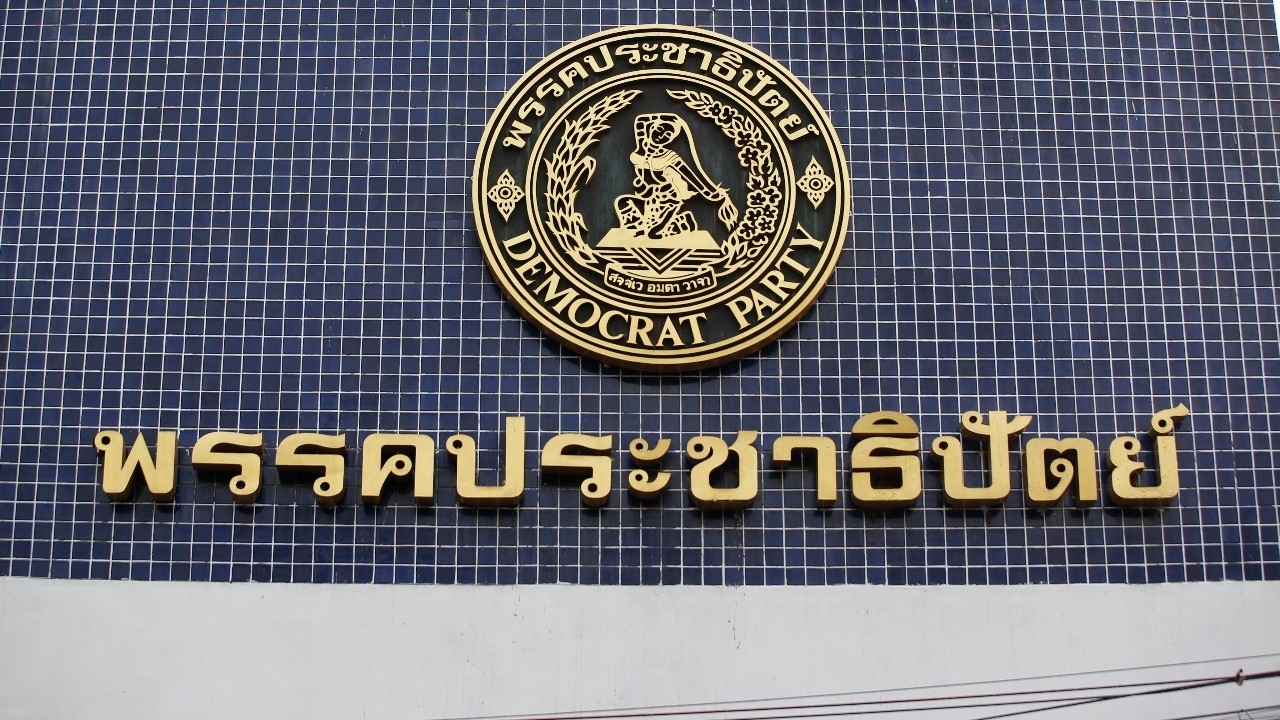 ปชป. รุกไล่ "นายกฯ -เอกนิติ" ชี้แจงภาพร่วมเฟรม "เบน สมิธ"