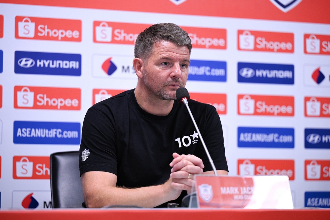 มาร์ค แจ็คสัน รับ วันนี้เริ่มต้นได้ไม่ดี แต่ขอชื่นชมความใจสู้ของนักเตะที่ไม่ยอมแพ้ แม้เหลือ 10 คน