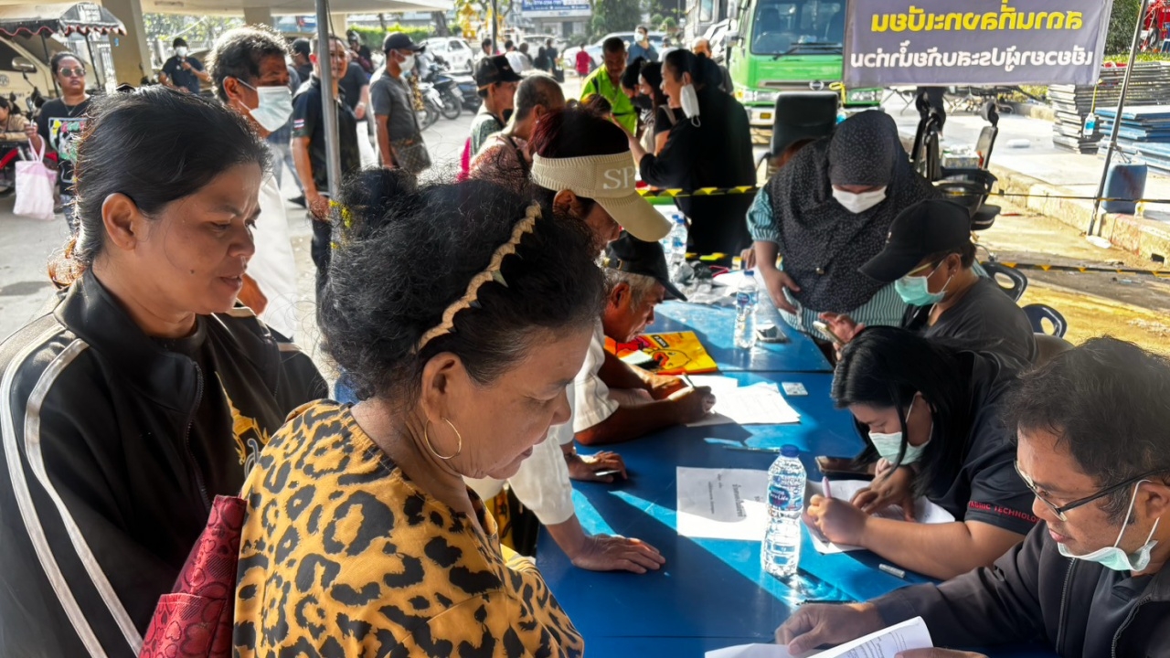 ชาวบ้านยังแห่ลงทะเบียน รับเงินเยียวยาน้ำท่วม แน่นเทศบาลหาดใหญ่