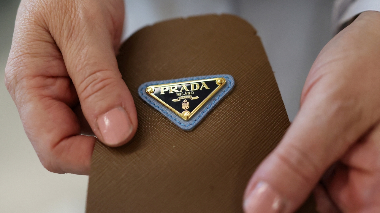 “ปราดา” ประกาศซื้อกิจการแบรนด์คู่แข่ง “เวอร์ซาเช” อย่างเป็นทางการ