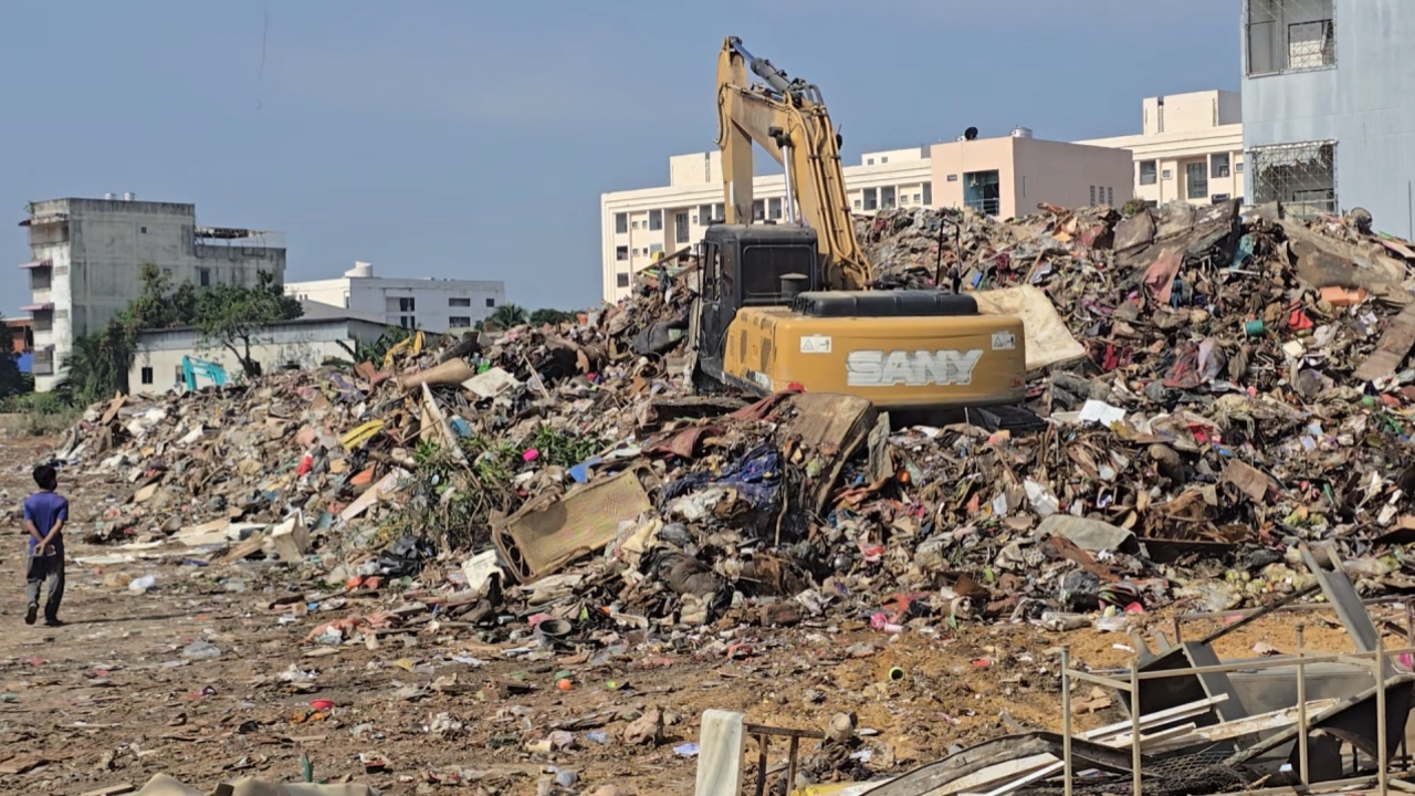 หาดใหญ่หลังน้ำลด ขยะล้นเมือง ส่งกลิ่นเหม็นเน่า ชาวบ้านหวั่นเชื้อโรค