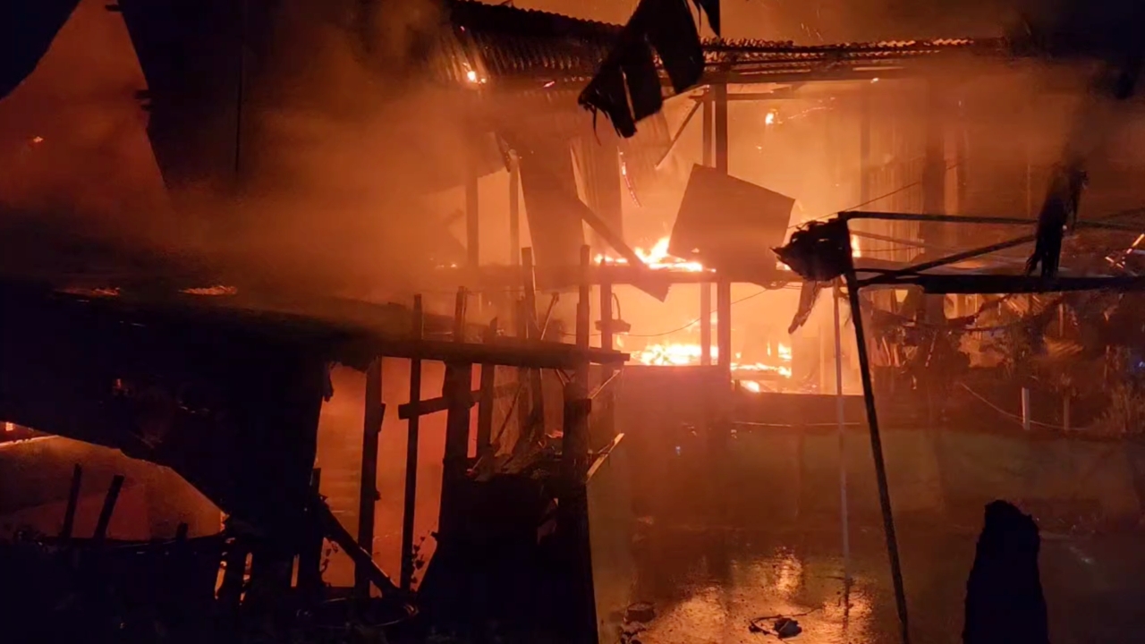 ระทึก ไฟไหม้ชุมชนต้นสตือ เจ้าของช่วยไม่ทัน แมว 24 ตัวถูกเผาในกรง