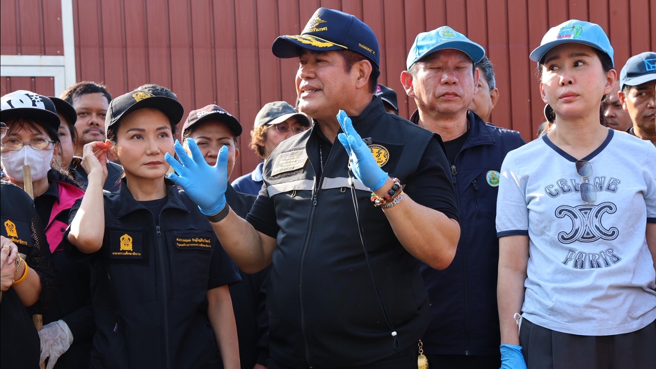 “ธรรมนัส” นำ 4 กระทรวงลุยหาดใหญ่ต่อ พร้อมแจกแผงโซลาร์แก้ปัญหาไฟเข้าไม่ถึง