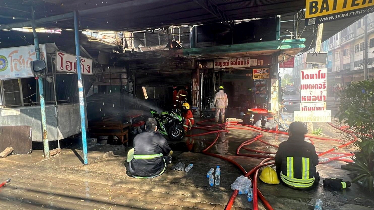 เพลิงไหม้อาคารพาณิชย์ คลอกแม่ลูก 3 ศพ หนีออกไม่ทัน กอดกันอนาถ