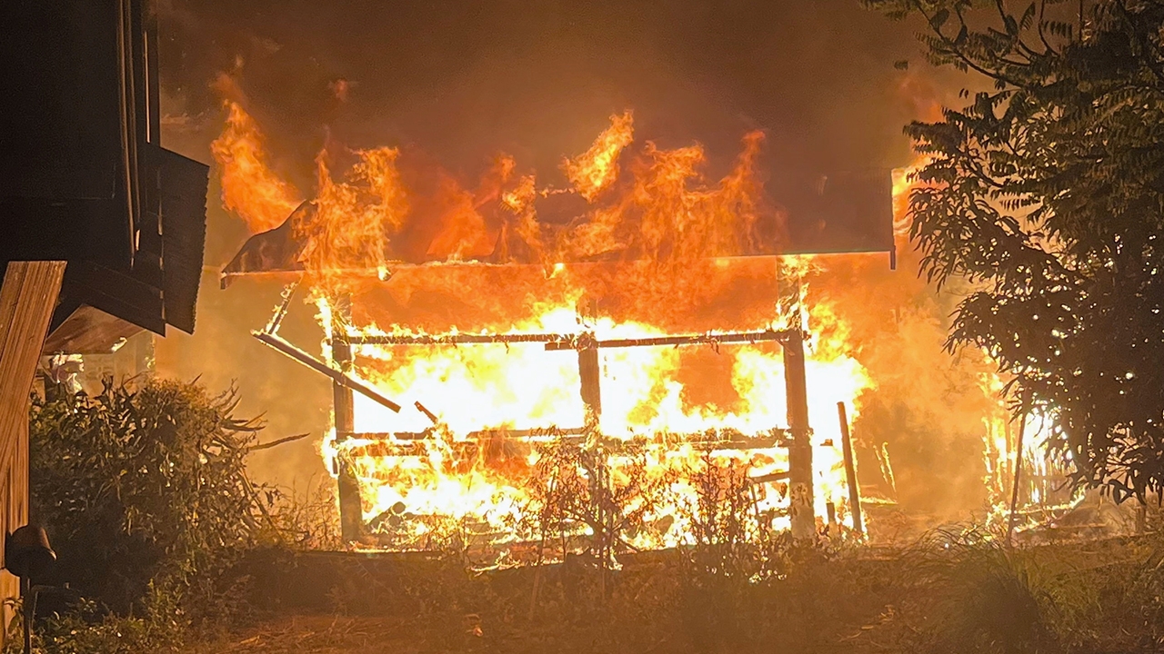 สุมไฟคลายหนาว สะเก็ดไฟลามไหม้บ้าน ย่างสลดแม่เฒ่าพิการวัย 90 ปี