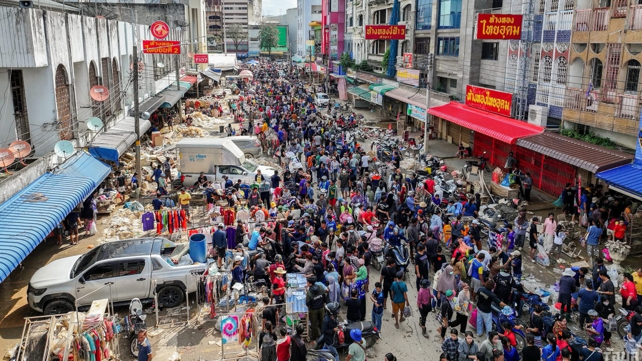 พ่อค้าแม่ค้าน้ำตาตก ตัดใจขายสินค้าต่ำกว่าทุน หลังน้ำท่วมหาดใหญ่ ทำเสียหายหมด