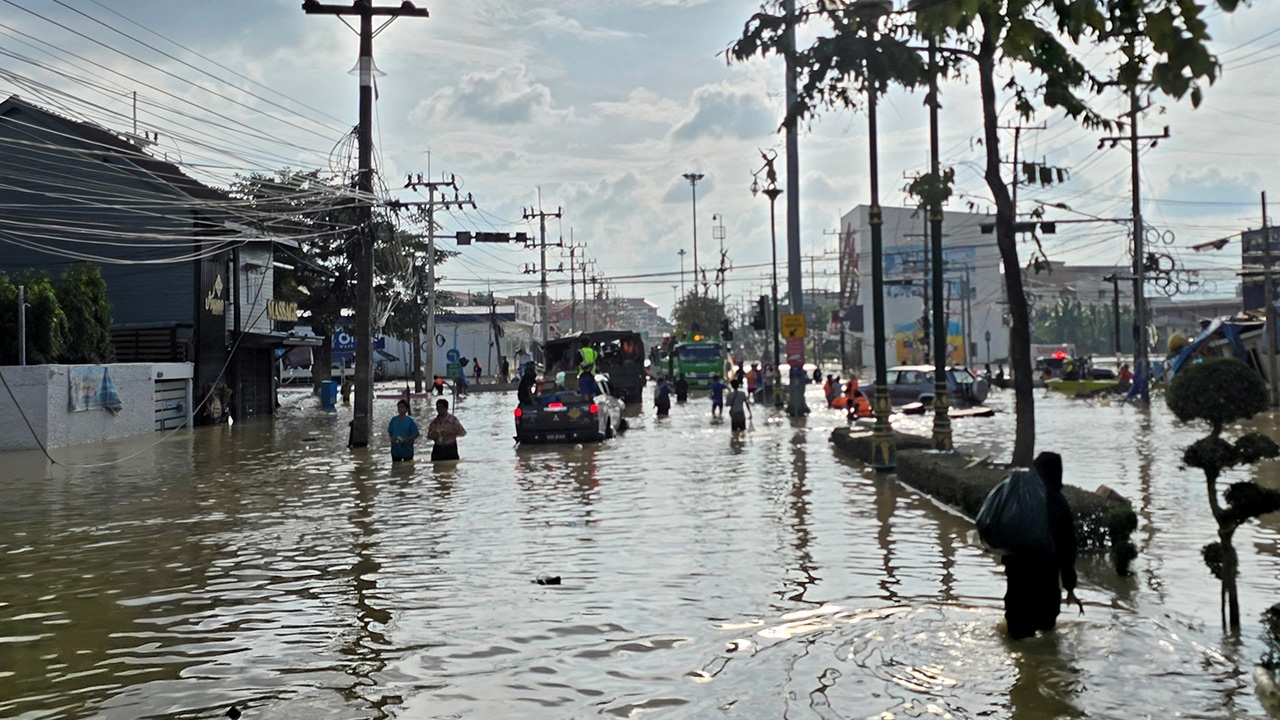 รัฐบาลจ่ายหมด 9 จังหวัด ศพละ 2 ล้าน น้ำท่วมใต้ ถือเป็นภัยเดียวกัน สั่งโอนเยียวยา 4 วัน