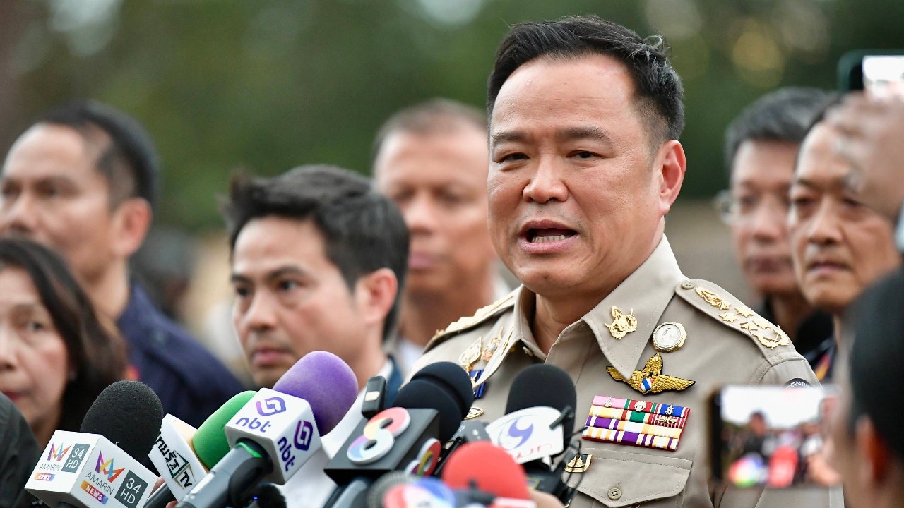 "อนุทิน" โต้แรง "โฆษกเพื่อไทย-สุริยะ" ระดับไม่สูงพอจะคุยด้วยปมภาพ "เบน สมิธ"