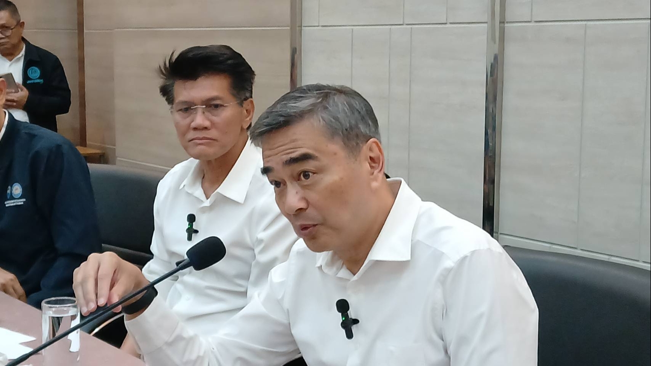 Abhisit Tours Rayong to Meet Business Operators, Admits Its Too Early to Predict Eastern MPs
