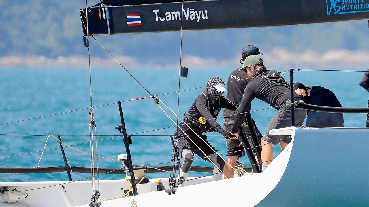 ทีมเรือใบวายุ ยังนำ-เรซ4 สดุดีพระราชินี ทรงพระปรีชา บังคับหางเสือ