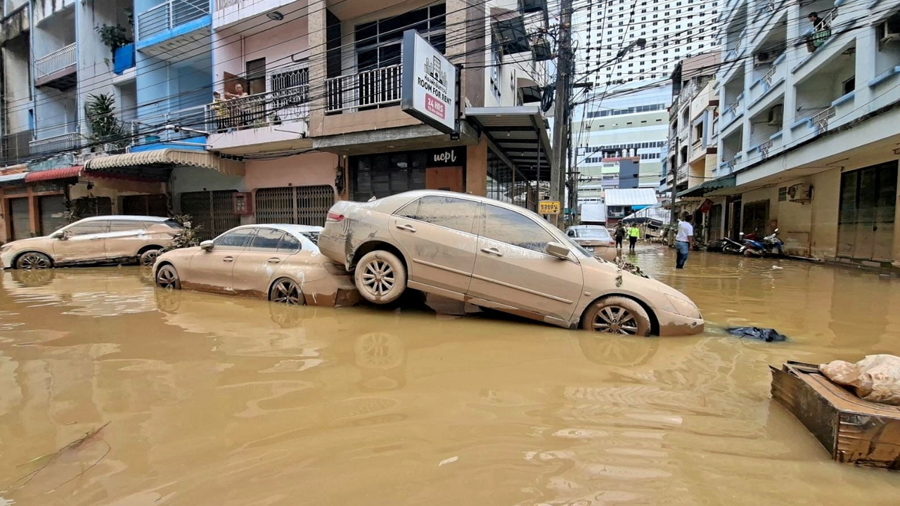 Viriyah Insurance Reports 3,800 Flood-Damaged Vehicle Claims in Hat Yai Alone