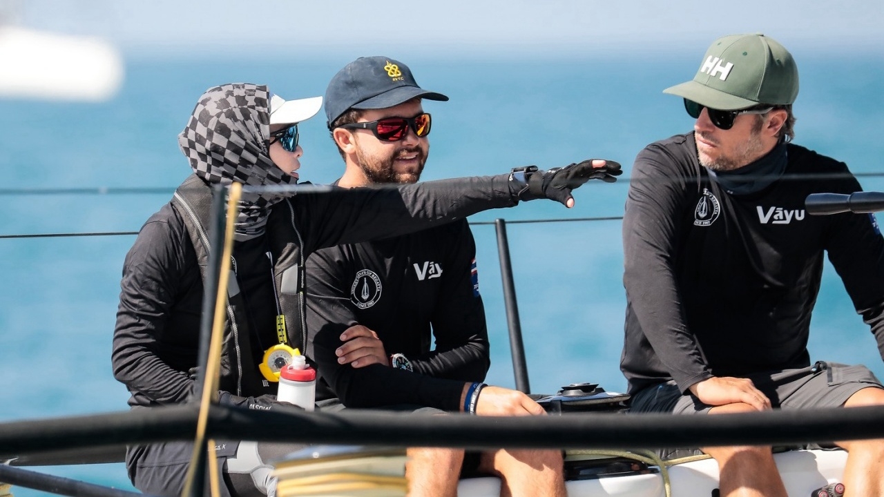 พระราชินี ทรงนำทีมเรือใบวายุ ขึ้นอันดับ 1 ของตาราง แข่งเรือใบภูเก็ตฯ รีกัตต้า