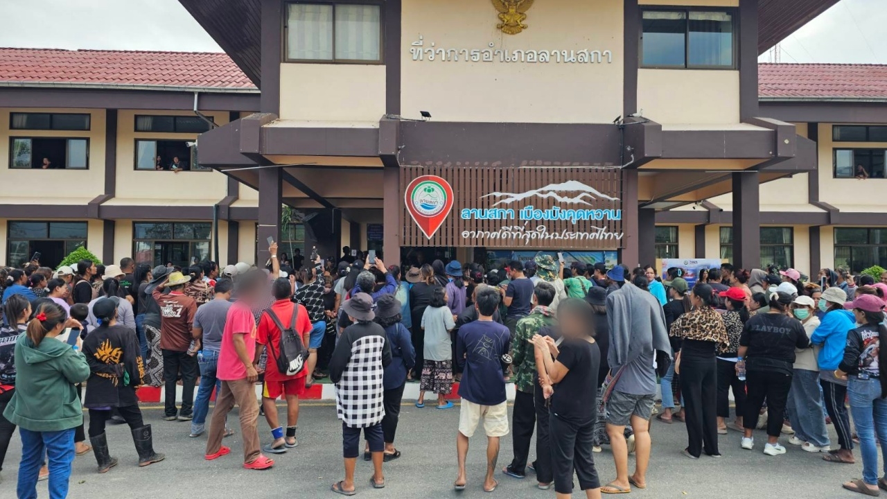 ชาวบ้านนับร้อย บุกที่ว่าการอำเภอลานสกา ทวงถามเงินเยียวยาน้ำท่วม 9,000 บาท