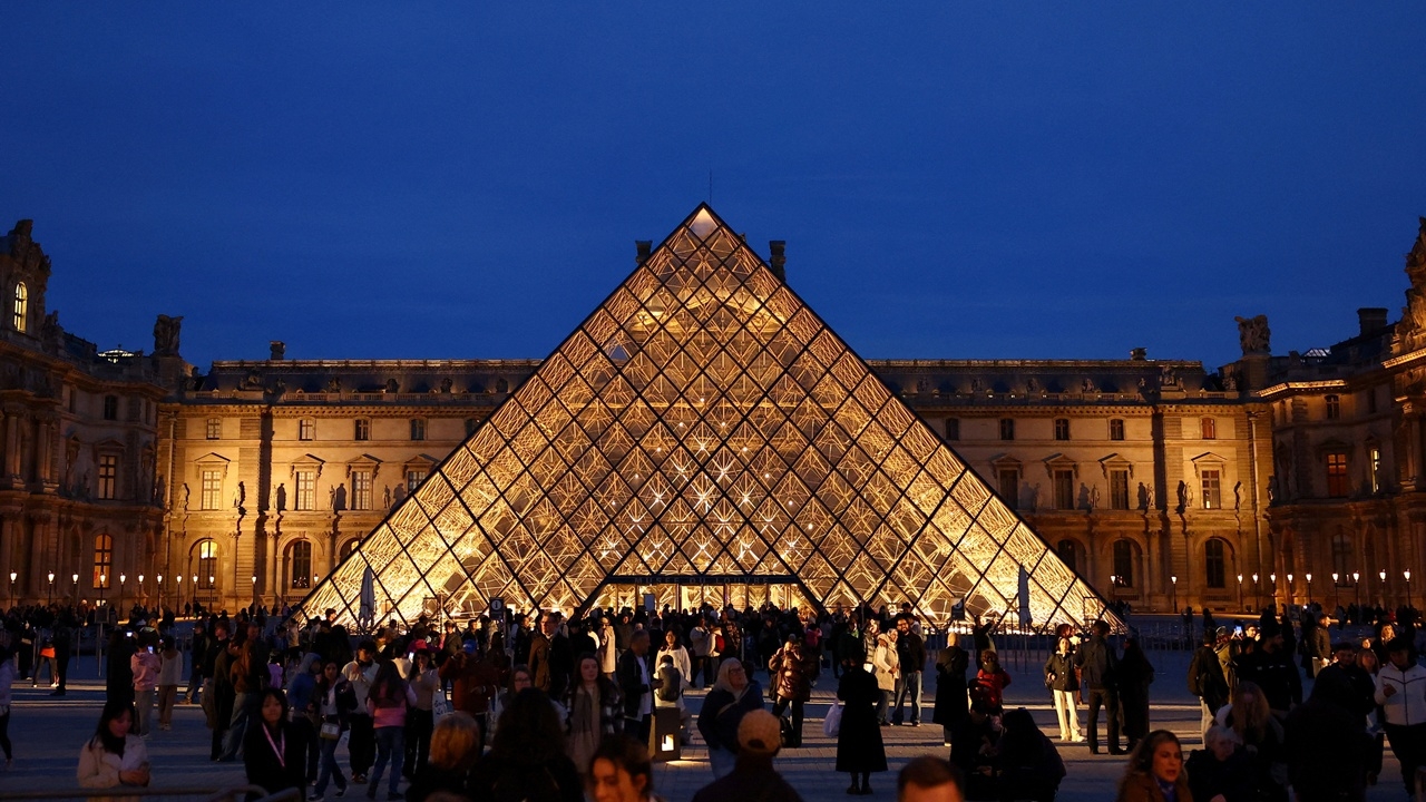 ฝรั่งเศสตั้งข้อหาหญิงวัย 38 คดีขโมยเพชรพิพิธภัณฑ์ลูฟวร์ 3.3 พันล้านบาท