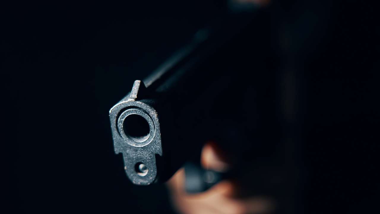 รวบหนุ่มกร่าง เบี้ยวค่าแท็กซี่ ปืนยิง-คนขับ มีลูกชาย 7 ขวบ อยู่ในรถด้วย!