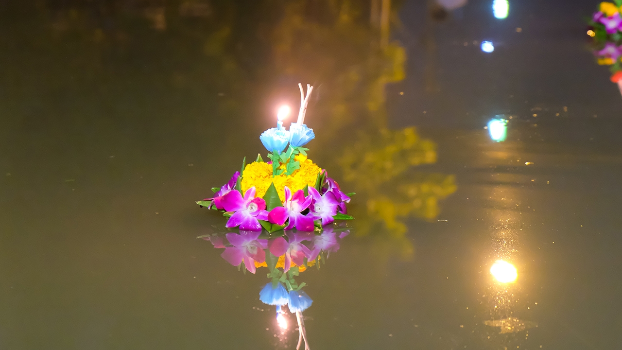 ลอยกระทง 68 กับ "8 สิ่งความหมายดี" ใส่ในกระทง เชื่อเป็นการ "ตัดเคราะห์ต่อชะตา"