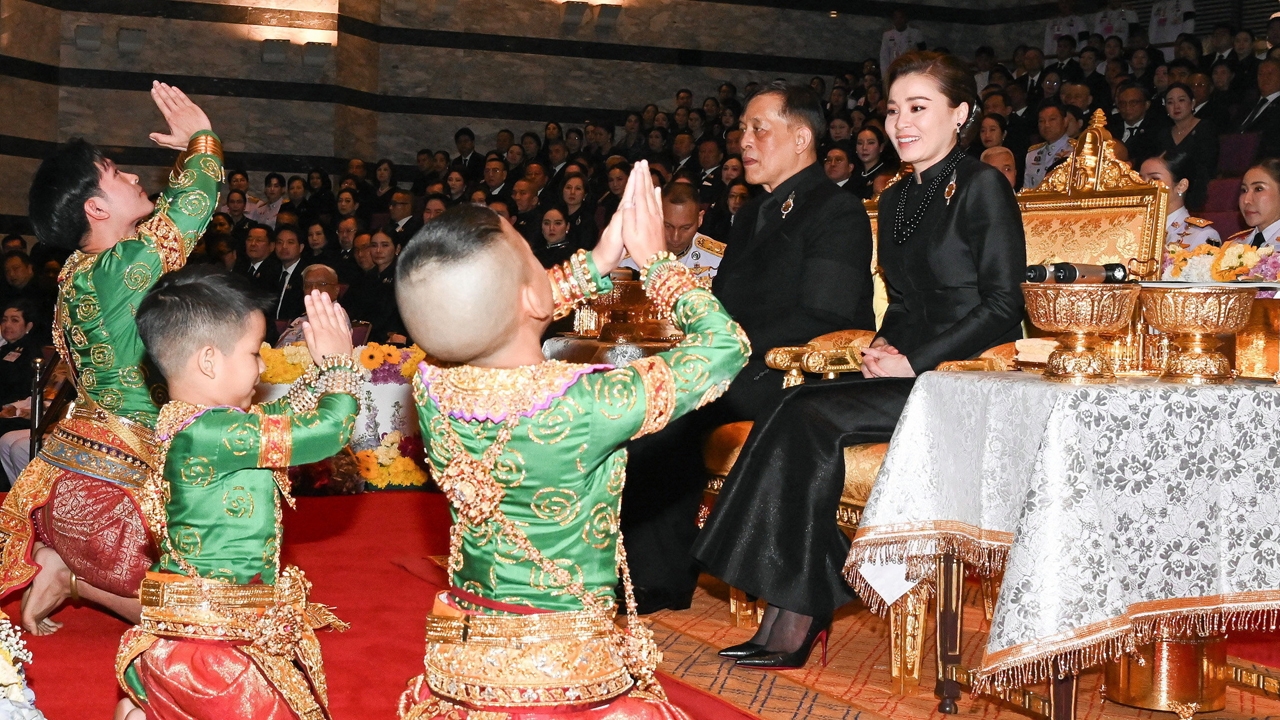 ในหลวง-ราชินี ทอดพระเนตร รามเกียรติ์ ตอน สัตยาพาลี สำนึกในพระมหากรุณาธิคุณ “พระพันปีหลวง”