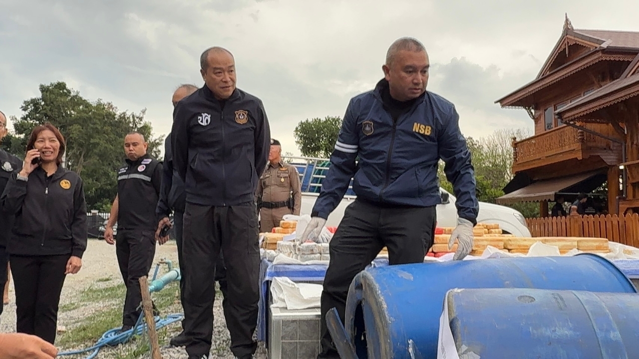 ปส.จับล็อตใหญ่ยาบ้า 3.64 ล้านเม็ด ซุกบ้านทรงไทยหรู ขนใส่ถังกุ้งซิ่ง ตบตาตำรวจ