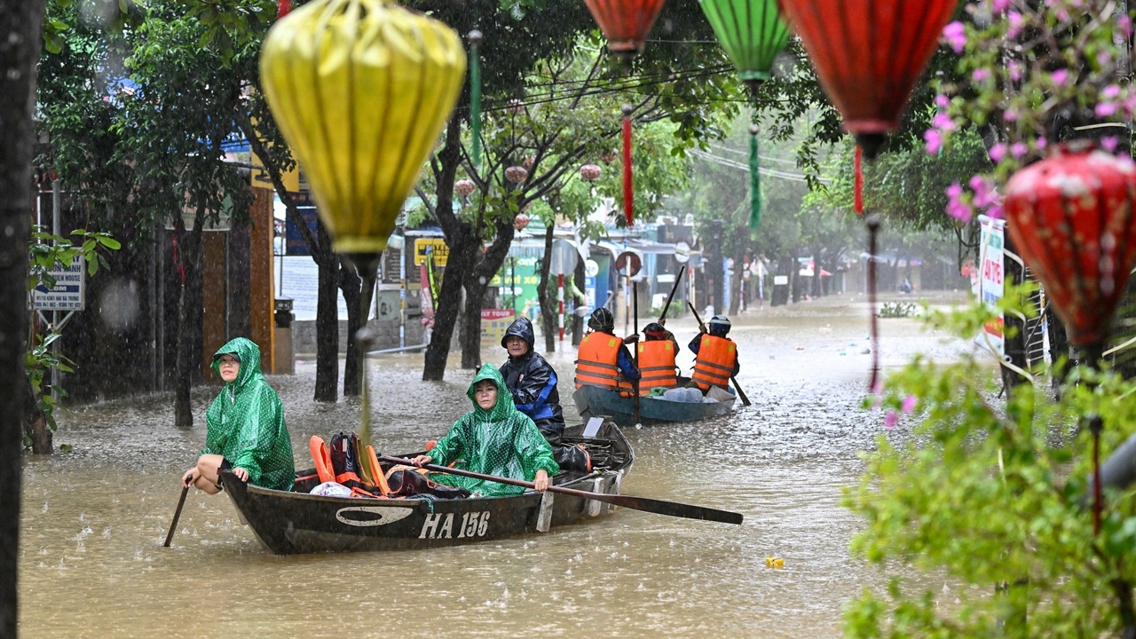 เวียดนามอ่วม น้ำท่วมบ้านนับแสนหลัง ดินถล่ม 150 ครั้ง ดับพุ่ง 35 ศพ