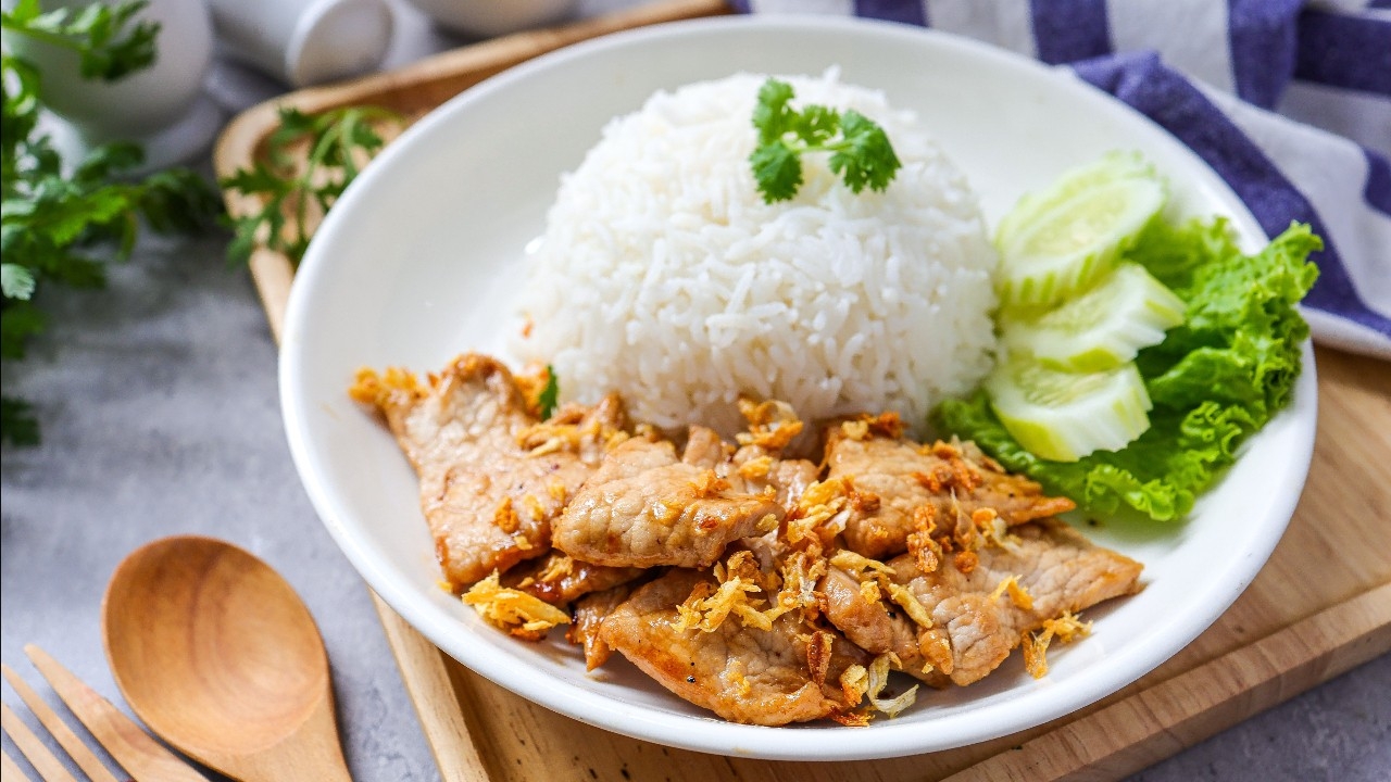 วิธีทำหมูทอดกระเทียม ราดข้าวร้อนๆ อร่อย เนื้อนุ่ม หอมชวนกิน