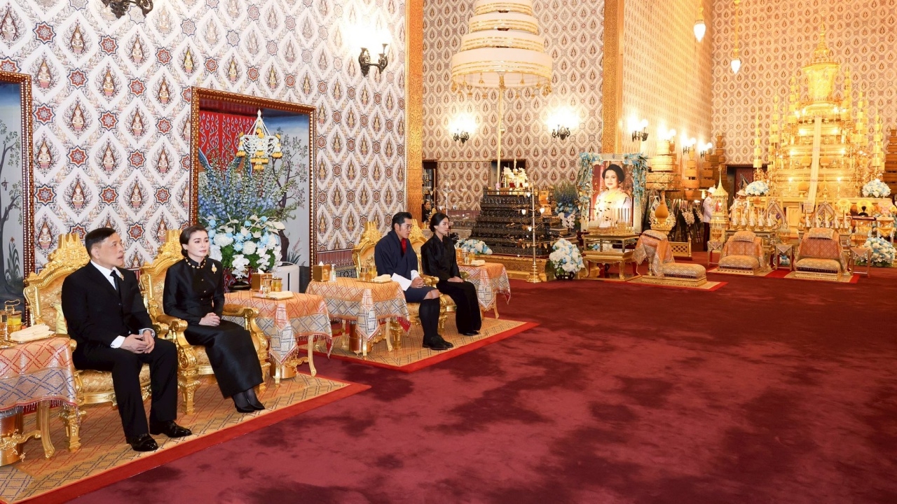"ในหลวง" ทรงบำเพ็ญพระราชกุศลพระพิธีธรรมสวดพระอภิธรรมพระบรมศพ "กษัตริย์จิกมี" เข้าร่วม