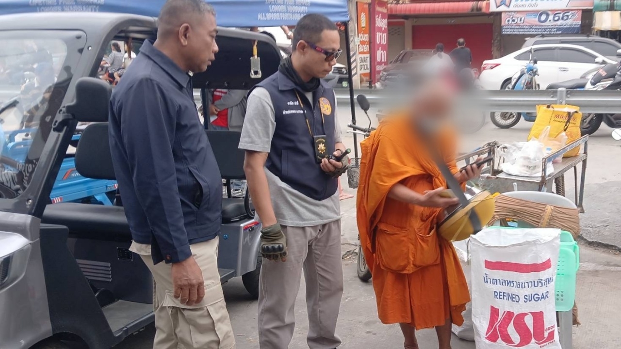 จับพระวัย 82 ปี เช่าห้องแถวเปิดอาศรม – ขับเก๋งบิณฑบาต ปักหลักหน้าตลาด จ.ชลบุรี