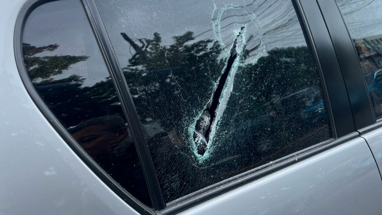 โชเฟอร์สองแถว ถือมีดฟันรถ สนง.อัยการ กลางสี่แยก ฉุนขับเฉี่ยวชน